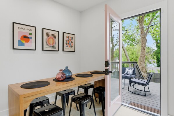 Dining - Boutique Stay • 3 Min to Mercedes-Benz Stadium (Atlanta)