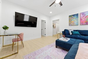 Living area - Boutique Stay • 3 Min to Mercedes-Benz Stadium (Atlanta)