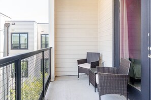 Property grounds - Top-Floor Luxury Retreat, King Bed, Full Kitchen, Private Balcony (Frisco)