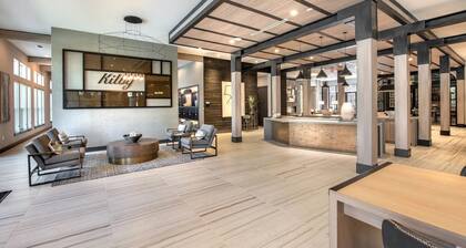 Top-Floor Luxury Retreat, King Bed, Full Kitchen, Private Balcony