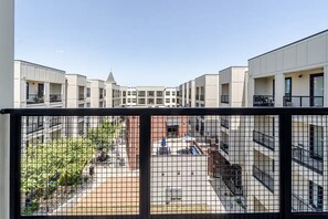 Property grounds - Top-Floor Luxury Retreat, King Bed, Full Kitchen, Private Balcony (Frisco)
