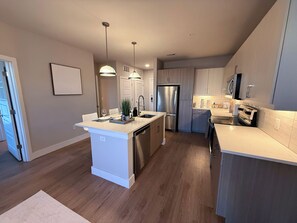 Fridge, microwave, oven, stovetop - Top-Floor Luxury Retreat, King Bed, Full Kitchen, Private Balcony (Frisco)