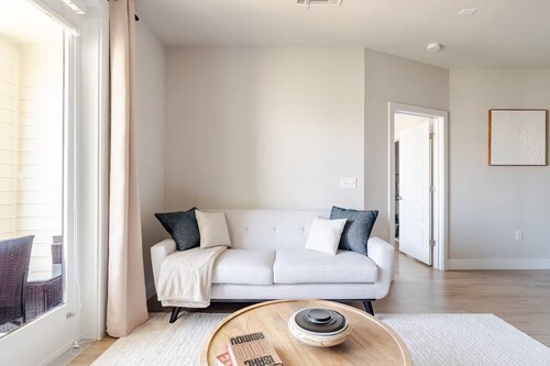 Top-Floor Luxury Retreat, King Bed, Full Kitchen, Private Balcony