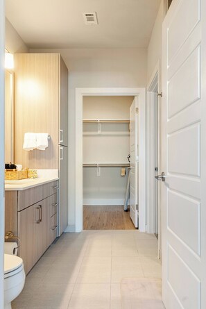 Hair dryer, towels, soap, toilet paper - Top-Floor Luxury Retreat, King Bed, Full Kitchen, Private Balcony (Frisco)