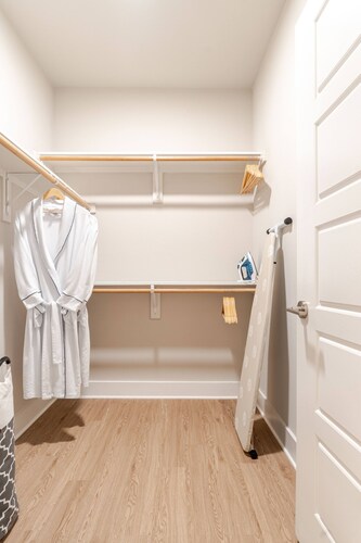 Top-Floor Luxury Retreat, King Bed, Full Kitchen, Private Balcony