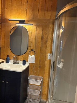 Towels, soap, toilet paper - Cozy 1-bedroom studio in adorable Brownsville, Tx Sleeps Up to 3 (Brownsville)