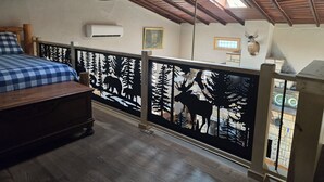 1 bedroom, iron/ironing board, WiFi, bed sheets - Historical, non Smoking, loft cottage with beautiful garden  near Riverwalk (Pueblo)