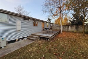 Outdoor dining - Glenbrook Cottage - Home in the Heart of Twizel (Twizel)