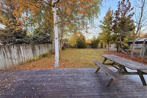 Outdoor dining - Glenbrook Cottage - Home in the Heart of Twizel (Twizel)