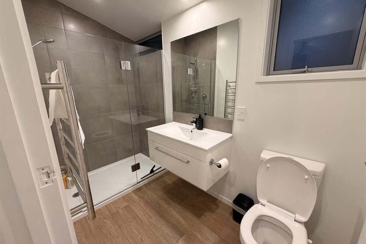 Shower, towels, shampoo