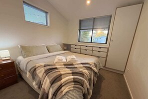 Iron/ironing board, travel cot, WiFi, bed sheets - Glenbrook Cottage - Home in the Heart of Twizel (Twizel)