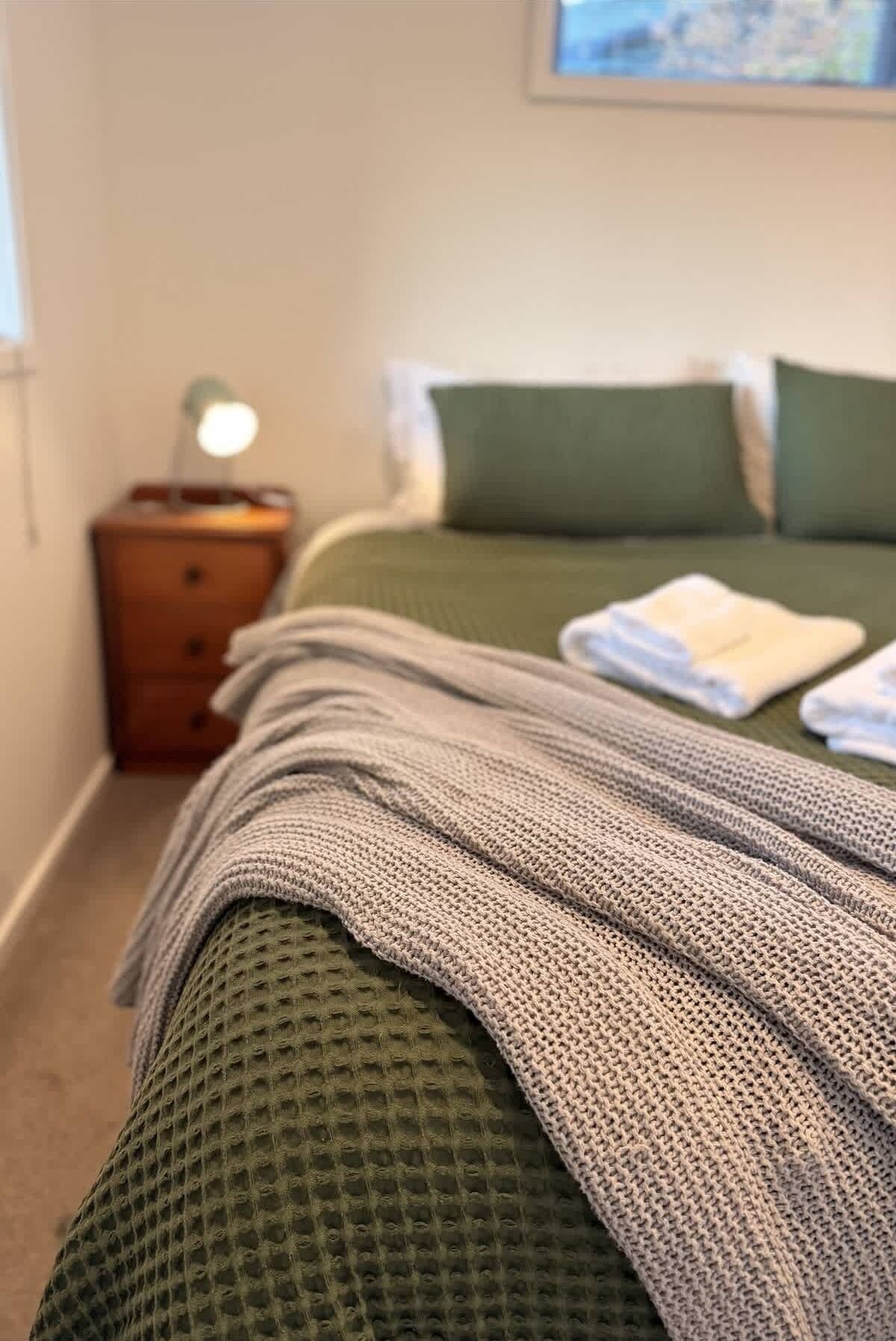 Een strijkplank/strijkijzer, reisbedje, wifi, beddengoed