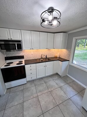 Private kitchen - Serene 2-bedroom house in Mio perfect for a relaxing getaway (Mio)