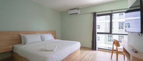 Deluxe Room, City View | Desk, free WiFi