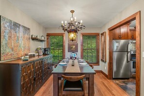 Fridge, microwave, oven, stovetop - Lakeside Cabin minutes to Asheville (Buncombe County)