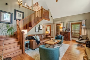 TV, fireplace - Lakeside Cabin minutes to Asheville (Buncombe County)