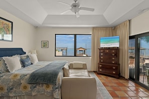 Family House, 3 Bedrooms, Hot Tub, Bay View - Private Dock Waterfront Home in Miramar (Miramar Beach)