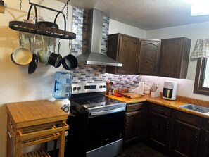 Private kitchen - Welcoming Kozy Kasilof Cabin on 8 acres.   Sleeps 6 (Kasilof)