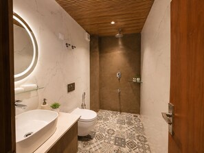 Hausschuhe, Handtücher, Seife, Shampoo