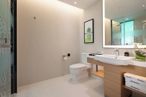 Amenidades de baño gratuitas, secadora de cabello, pantuflas, toallas 