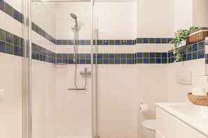 Shower, bidet - *Alle porte* [modern apartment] (Vittorio Veneto)