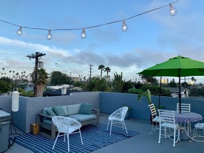 Outdoor dining - Zen Garden Venice 3BR/2BA House with Rooftop Lounge Hottub (Los Angeles)