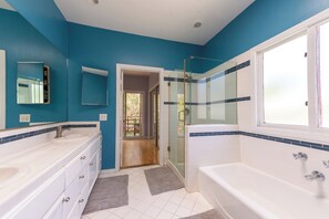 Bathroom - Zen Garden Venice 3BR/2BA House with Rooftop Lounge Hottub (Los Angeles)