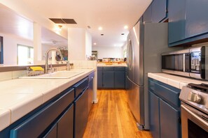 Private kitchen - Zen Garden Venice 3BR/2BA House with Rooftop Lounge Hottub (Los Angeles)