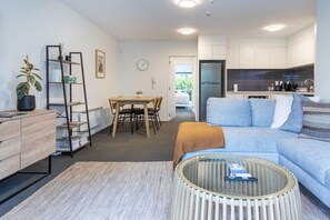 TV - Ground Floor Apartment | Parking + Pool & Gym (Christchurch)