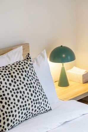 Tabla de planchar con plancha, wifi y ropa de cama 
