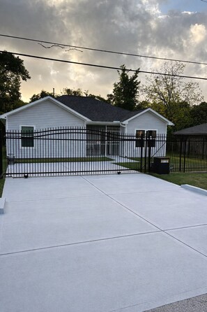 Property grounds - Brand new 3-bedroom house near Downtown Houston with cool AC for relaxing stays (Houston)
