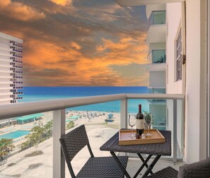 Property grounds - Best Stay - Stunning View Apt • Balcony & Pool (Hollywood)