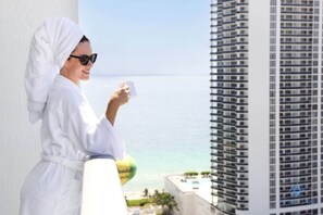 Property grounds - Oceanfront Balcony • Pools & Gym (Hollywood)