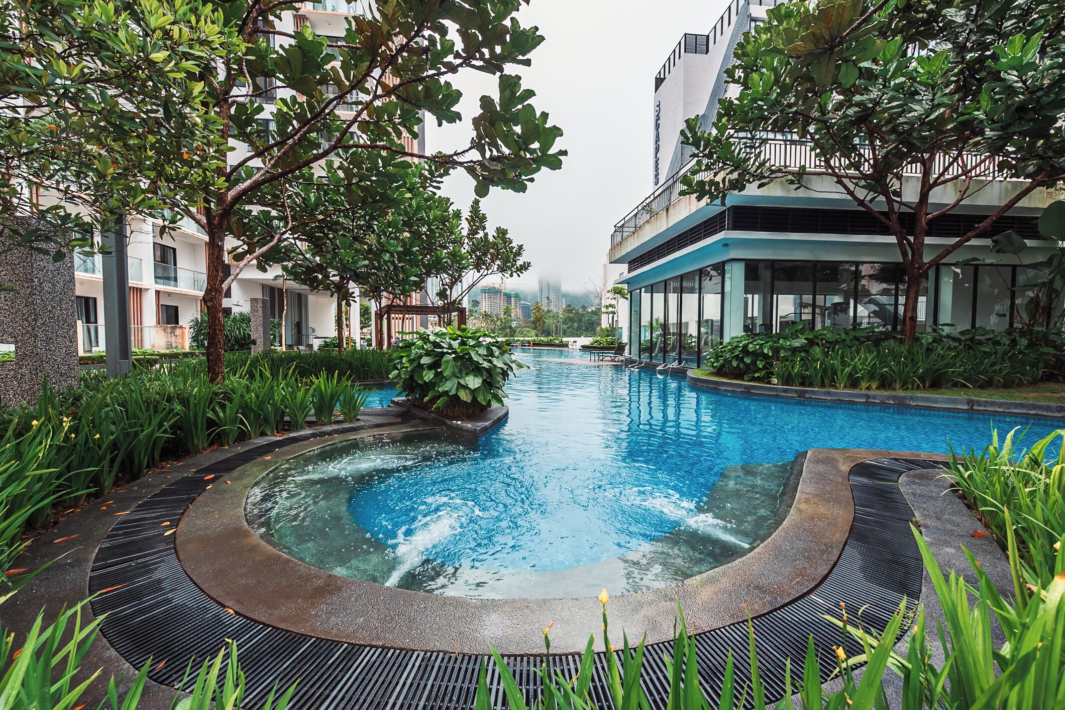 Una piscina al aire libre