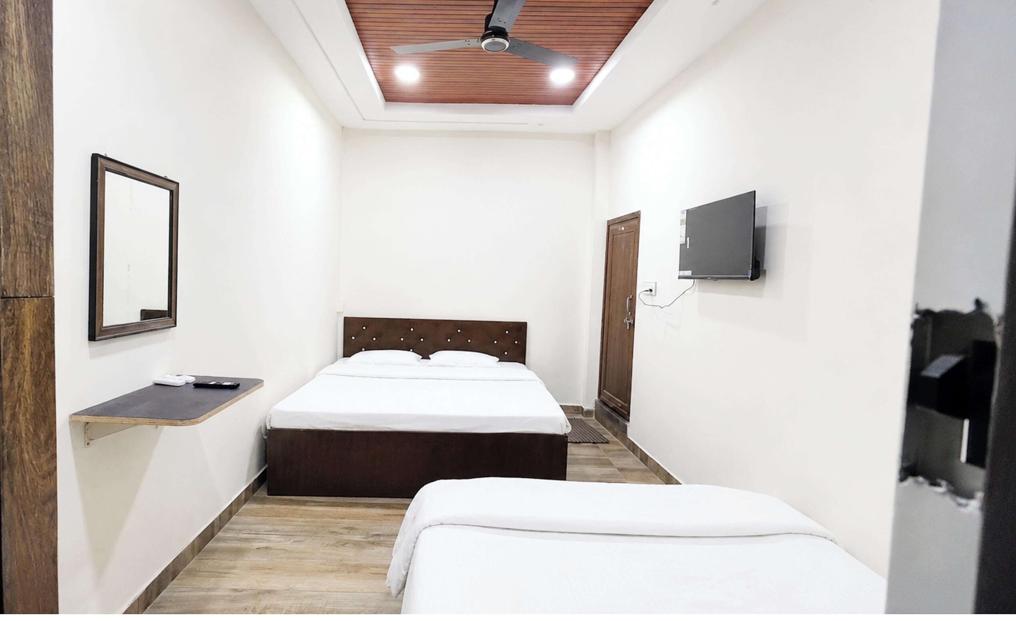 Deluxe Triple Room, Air conditioning | Hypo-allergenic bedding, desk, soundproofing, free WiFi