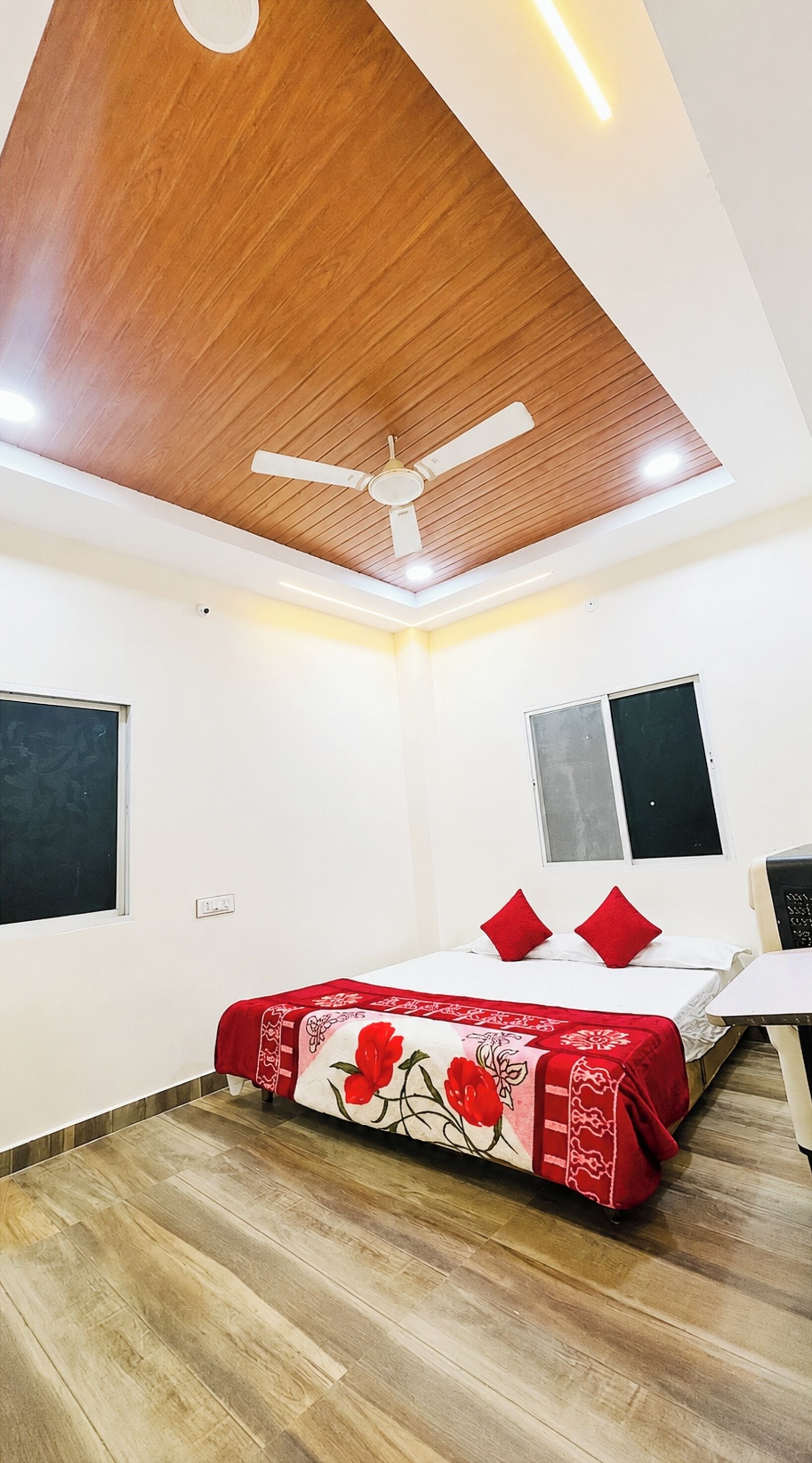 Deluxe Double Room, Air conditioning | Hypo-allergenic bedding, desk, soundproofing, free WiFi