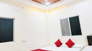 Deluxe Double Room, Air conditioning | Hypo-allergenic bedding, desk, soundproofing, free WiFi