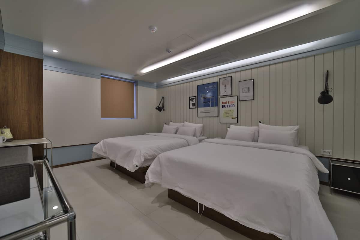 Deluxe Twin Mid-Century - Jacuzzi | Soundproofing, free WiFi, bed sheets