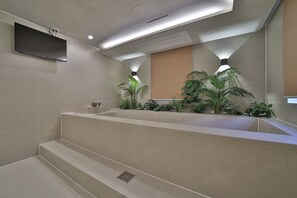 Deluxe Twin Mediterranean - Jacuzzi | Bathroom | Separate tub and shower, deep soaking tub, free toiletries, hair dryer - Gwangju Grand Maison Baobab Hotel (Gwangju)
