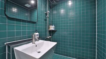 Deluxe Retro - Jacuzzi | Bathroom | Separate tub and shower, deep soaking tub, free toiletries, hair dryer