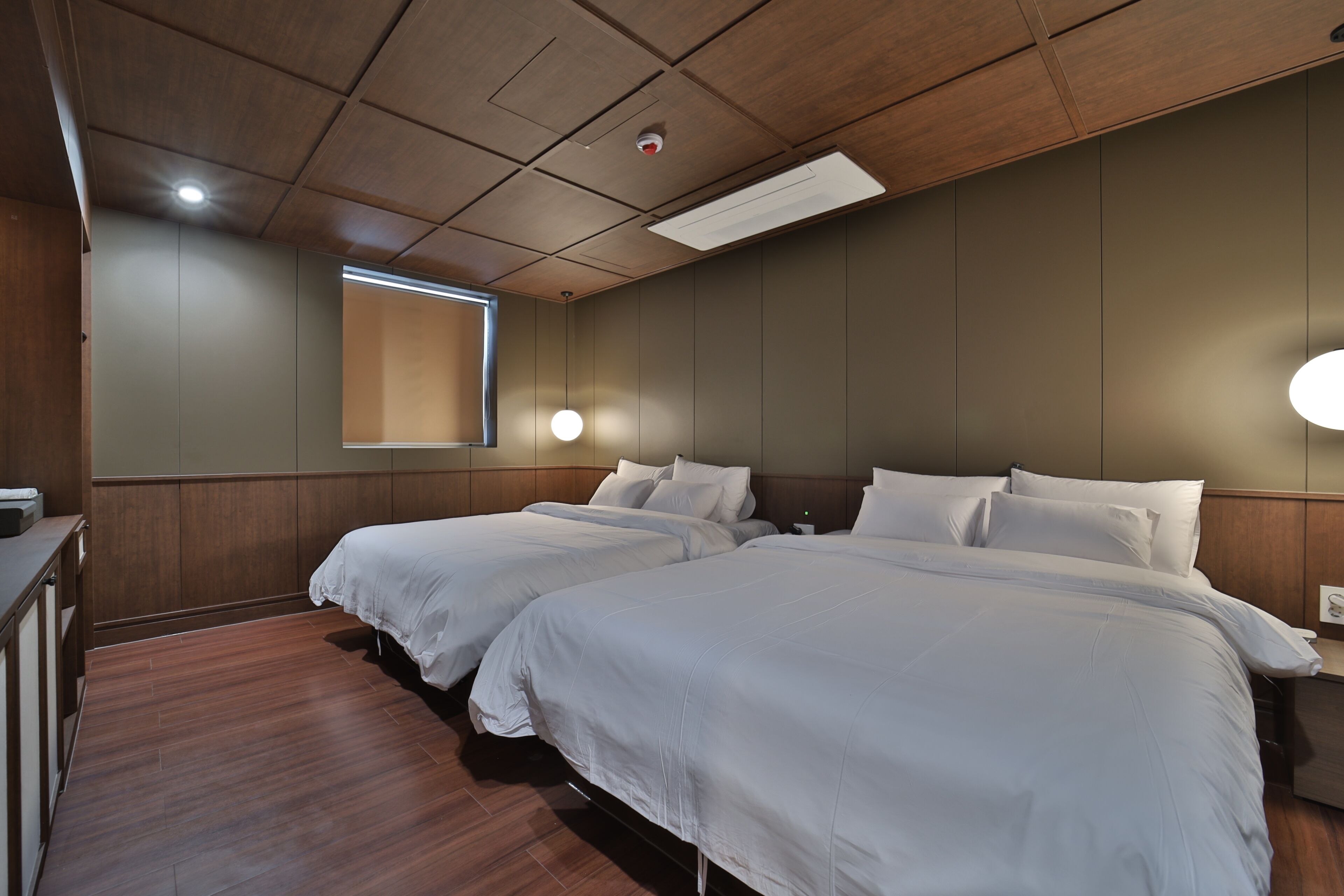 Habitació amb dos llits individuals de luxe | Habitacions insonoritzades, wifi gratuïta i roba de llit 