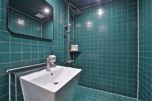 Deluxe-dobbeltværelse | Badeværelse | Bruser, gratis toiletartikler, hårtørrer, hjemmesko