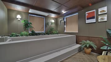 Deluxe Twin Retro - Jacuzzi | Bathroom | Separate tub and shower, deep soaking tub, free toiletries, hair dryer
