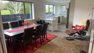 Familiehus, terrasse, hageutsikt | Spiseområde