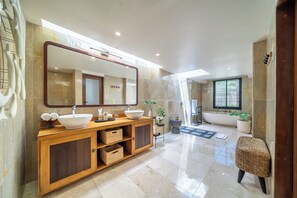 Villa Deluxe, patio, vistas a la piscina | Baño | Albornoces, zapatillas y bidé
