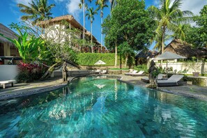 Una piscina al aire libre
