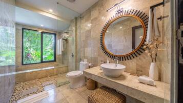 Classic Double Room, Private Bathroom, Garden View | Bathroom | Bathrobes, slippers, bidet