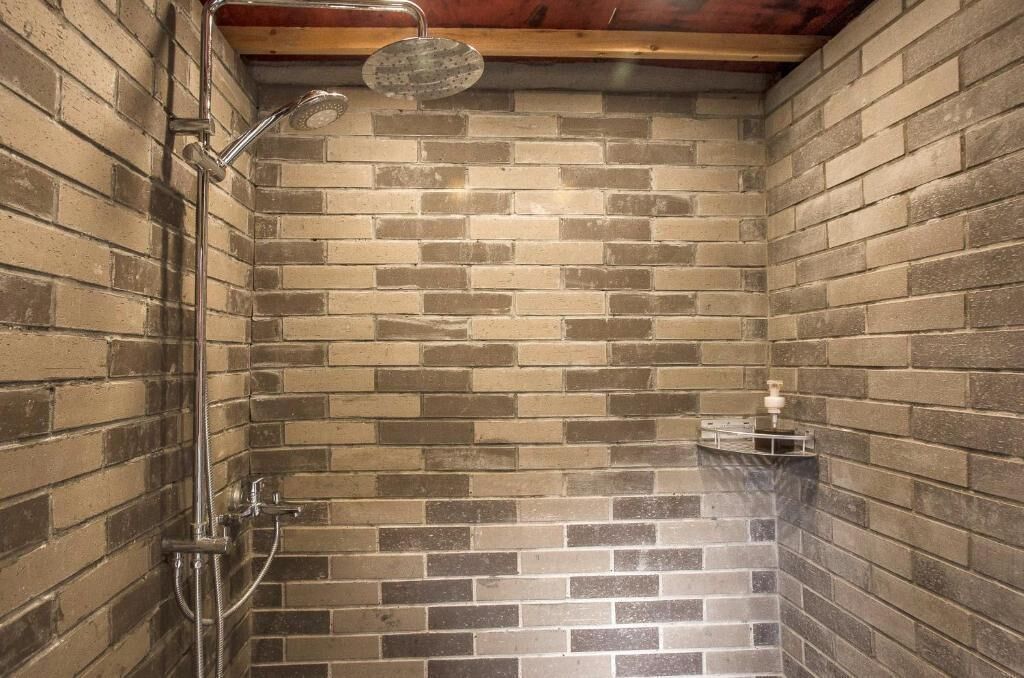 Een douche, een haardroger, handdoeken, zeep