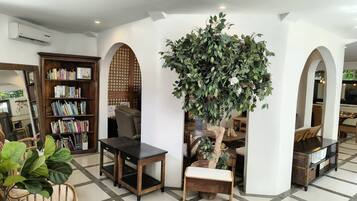 House, 3 Bedrooms | Library