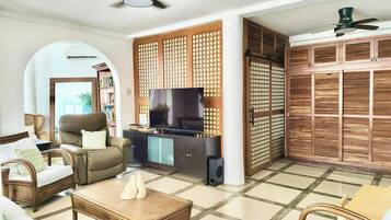 House, 3 Bedrooms | Living room | Books